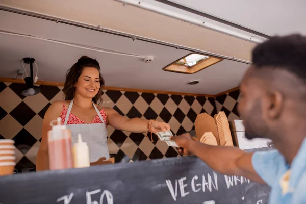 Afro-américain homme achat wok à food truck — Photo