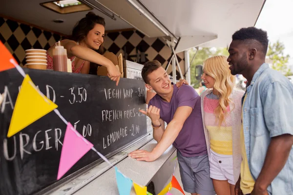 Vendeur montrant le menu aux clients au camion alimentaire — Photo