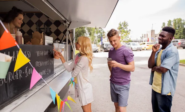 Tevreden klanten wachtrij op food truck — Stockfoto