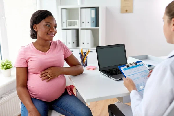 Ginecólogo y mujer embarazada feliz en el hospital —  Fotos de Stock