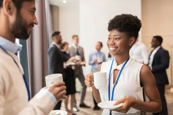 Ludzie biznesu z konferencji odznaki i kawa — Zdjęcie stockowe