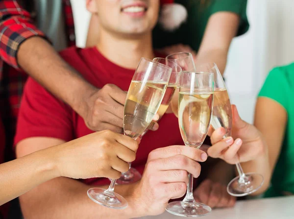 Vrienden rammelende glazen champagne op feestje — Stockfoto