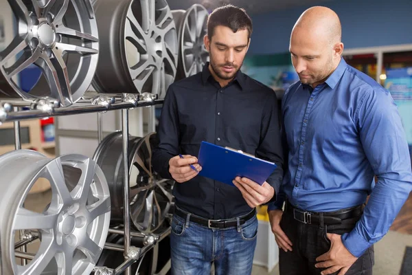 Müşteri ve satıcı araba servisi ya da auto Store — Stok fotoğraf