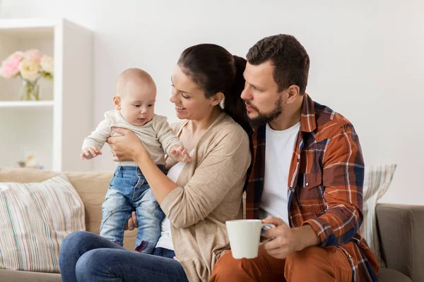 Keluarga bahagia dengan bayi di rumah — Stok Foto