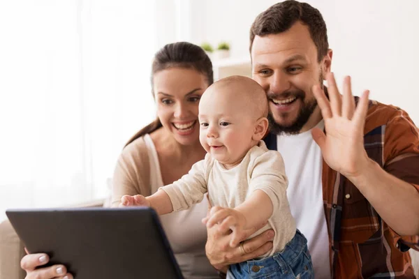 Madre, padre e hijo con tableta PC en casa — Foto de Stock