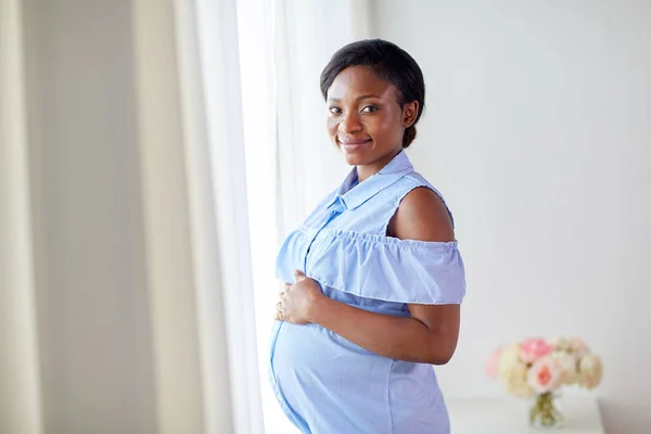 Femme enceinte afro-américaine à la maison Images De Stock Libres De Droits