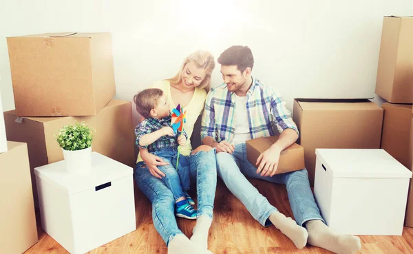 Ευτυχισμένη οικογένεια με κουτιά που μετακομίζουν σε νέο σπίτι — Φωτογραφία Αρχείου