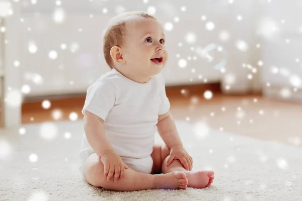 Bebé feliz con burbujas de jabón en casa —  Fotos de Stock