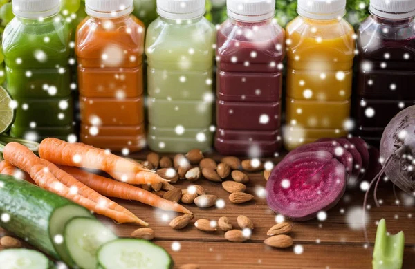 Бутылки с различными фруктовыми или овощными соками — стоковое фото