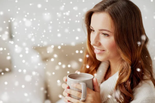 Mulher feliz com xícara de cacau ou café em casa — Fotografia de Stock