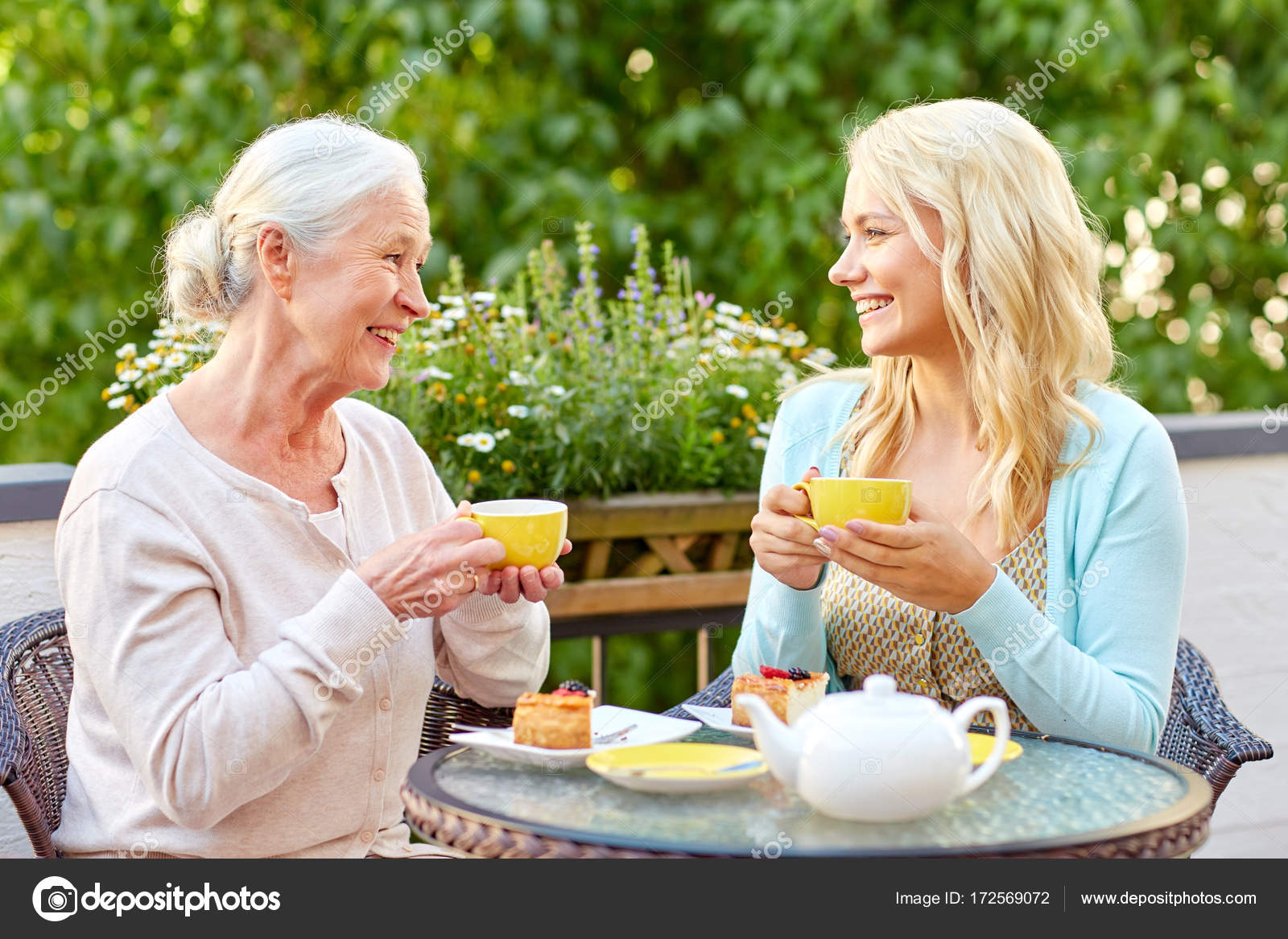 свекровь и невестка пьют чай. свекровь и невестка. свекровь и невестка. пьющая сноха. гармоничные отношения с мамой.