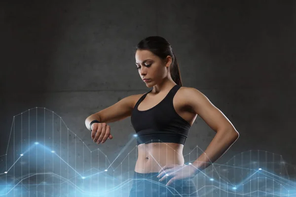 Young woman with heart-rate watch in gym — Stock Photo, Image