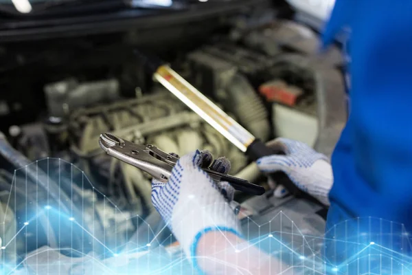 Mechaniker mit Zange repariert Auto in Werkstatt — Stockfoto