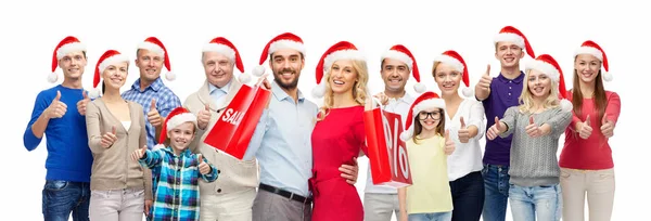 Télapó kalapos emberek eladó táblával karácsonykor — Stock Fotó