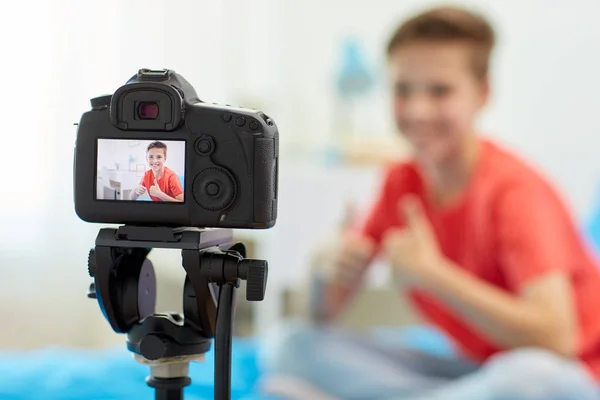 Caméra enregistrement vidéo de blogueur garçon à la maison — Photo