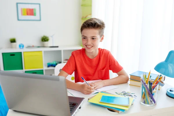 Öğrenci çocuk ile laptop dizüstü için yazma — Stok fotoğraf