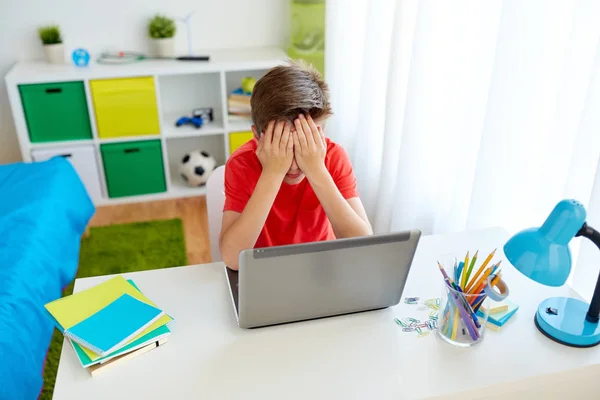 Dizüstü bilgisayar evde çocukla üzgün öğrenci — Stok fotoğraf