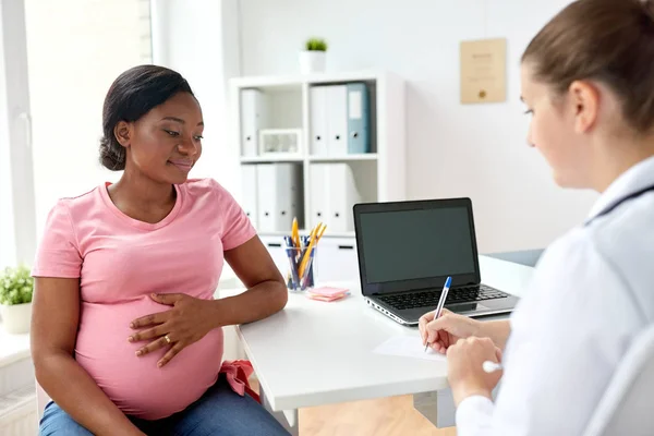 婦人科医師と病院で妊娠中の女性 — ストック写真