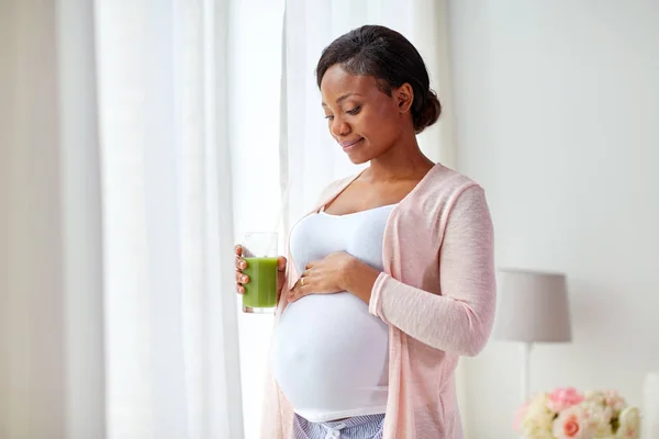 Zwangere vrouw groentesap thuis drinken — Stockfoto