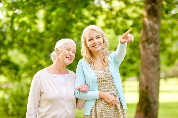 Figlia con madre più anziana a parco — Foto Stock