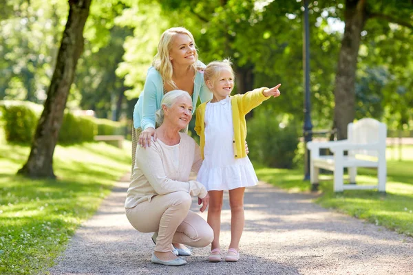 Feliz madre, hija y abuela en el parque — Foto de Stock