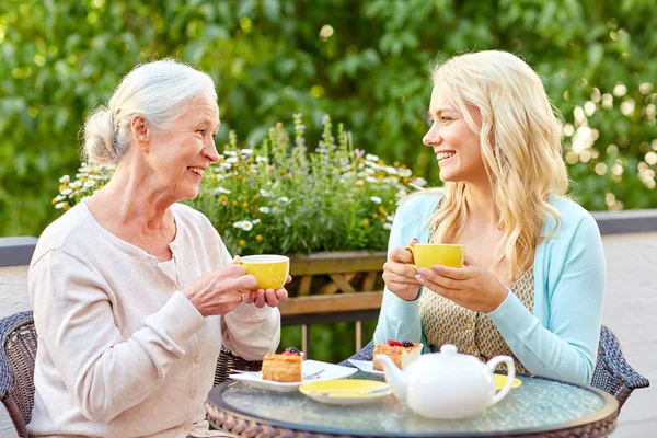 Hija con la madre mayor bebiendo té en la cafetería — Foto de Stock