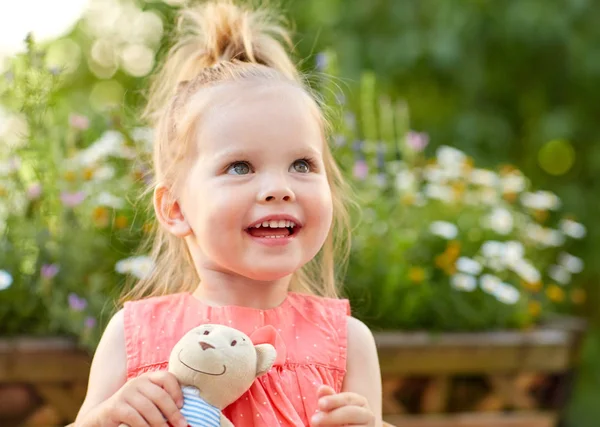 Portrait de heureuse belle petite fille en plein air — Photo