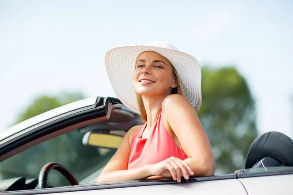 Happy young woman in convertible car — Stock Photo, Image