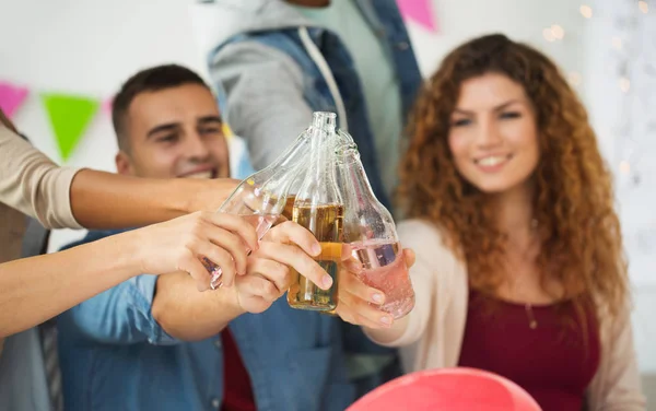 Equipe feliz com bebidas comemorando na festa do escritório — Fotografia de Stock