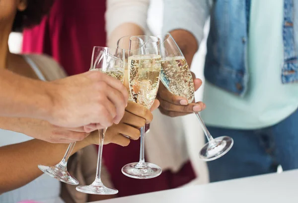パーティーでシャンパンのグラスをチリンと友人 — ストック写真