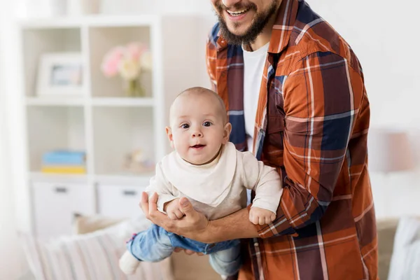 Lycklig far med liten pojke hemma — Stockfoto