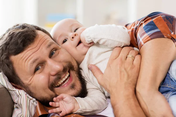 Zbliżenie na szczęśliwy ojciec z małym dzieckiem w domu — Zdjęcie stockowe