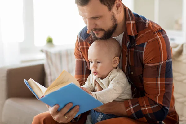Szczęśliwy ojciec i małego chłopca z książki w domu — Zdjęcie stockowe