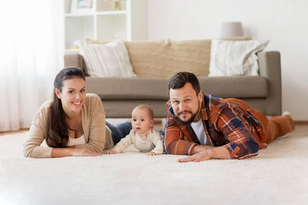 Familia feliz con el bebé en casa —  Fotos de Stock