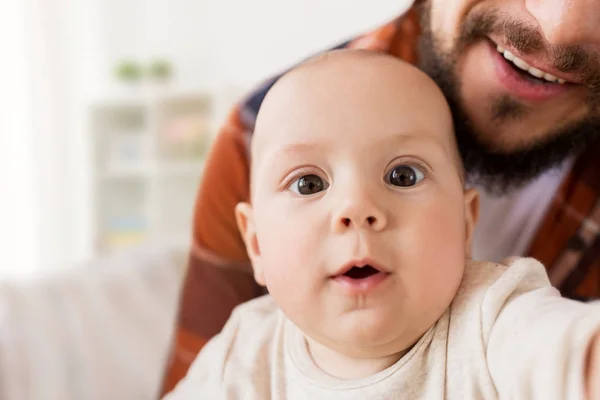 Close up van gelukkig jongetje baby met vader — Stockfoto