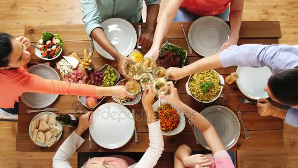 Groep mensen eten en drinken van wijn aan tafel — Stockvideo