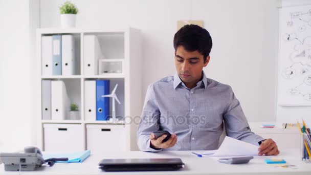 Affärsman som ringer på smartphone på kontor — Stockvideo