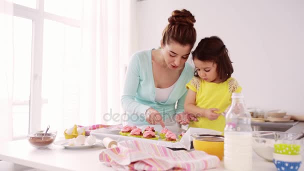 Madre e hija cocinando cupcakes en casa — Vídeo de stock