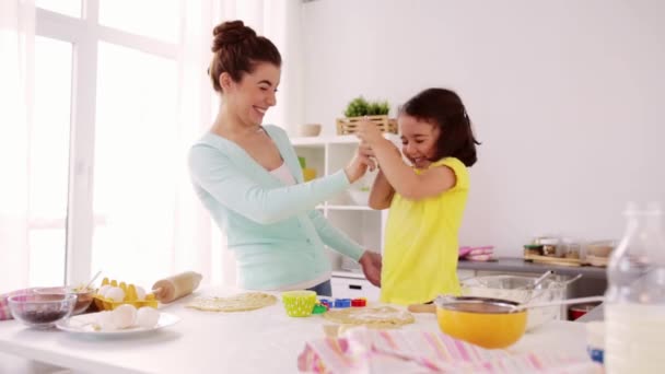 Мать и дочь веселятся на домашней кухне — стоковое видео