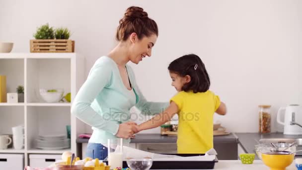 Mãe com filha cozinhar e dançar em casa — Vídeo de Stock