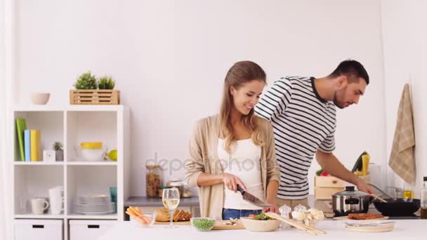 Feliz pareja cocina comida en casa cocina — Vídeo de stock