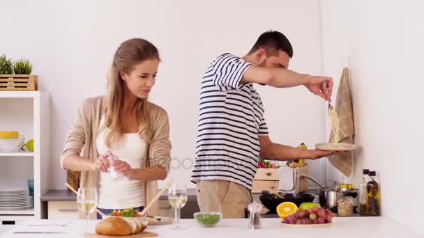 Casal feliz cozinhar e servir comida em casa — Vídeo de Stock