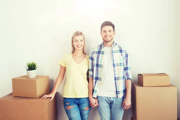 Cuplu zâmbitor cu cutii mari care se mută în casă nouă — Fotografie, imagine de stoc