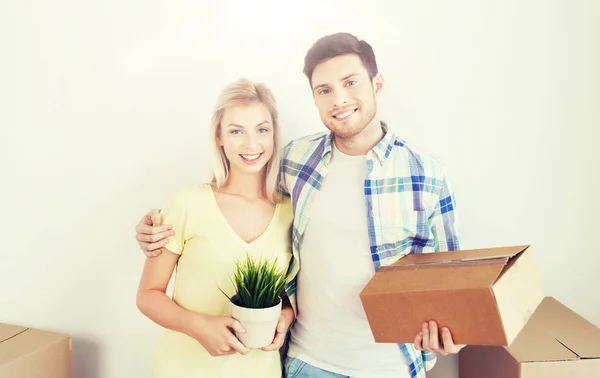 Sonriente pareja con grandes cajas moviéndose a nuevo hogar —  Fotos de Stock