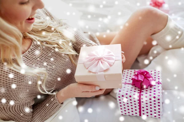 Primo piano di donna felice con regalo di Natale a letto — Foto Stock