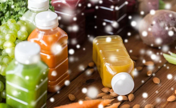Butelki z różnych owoców lub soków warzywnych — Zdjęcie stockowe