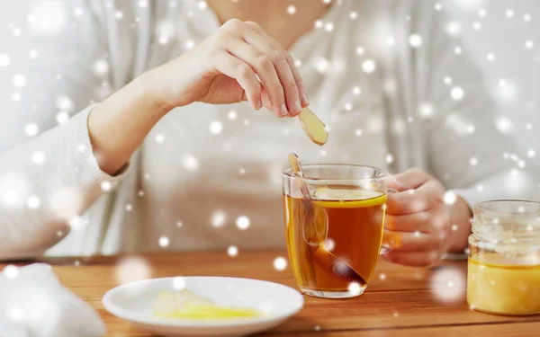 Közelkép a nő hozzá Mézes tea citrommal — Stock Fotó