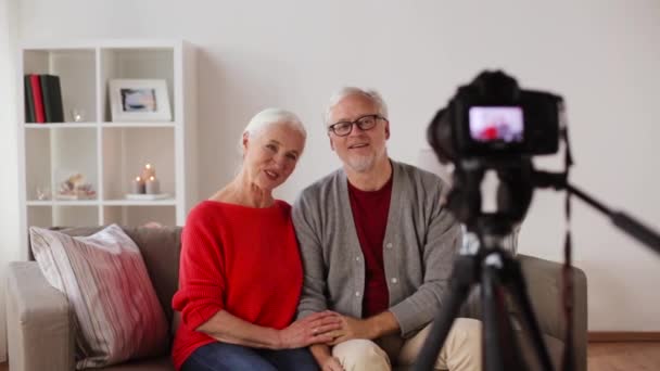 Ευτυχισμένο ζευγάρι ανώτερος με κάμερα εγγραφής βίντεο — Αρχείο Βίντεο