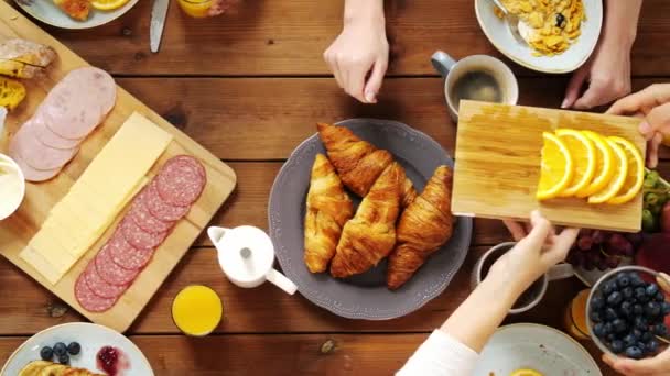 Groupe de personnes mangeant à table avec de la nourriture — Video