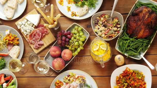 Grupo de personas que comen en la mesa con alimentos — Vídeo de stock